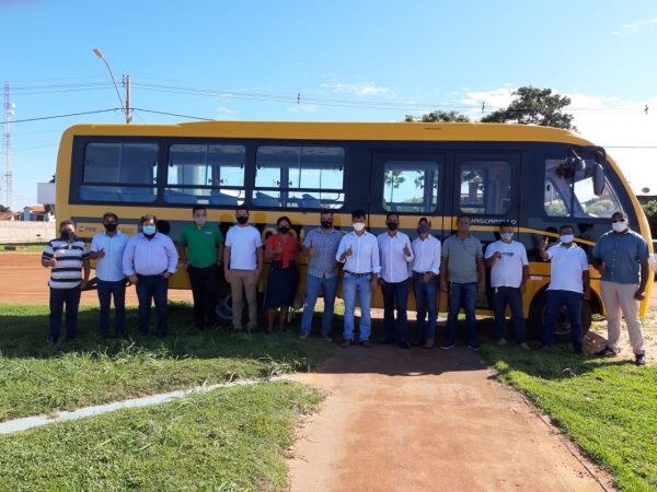 Solenidade de recebimento de um ônibus para o transporte escolar.